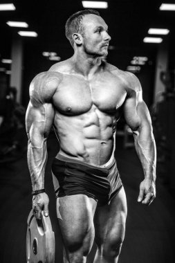 Spor salonunda egzersiz acımasız beyaz vücut geliştirmeci