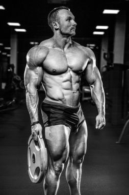 Spor salonunda egzersiz acımasız beyaz vücut geliştirmeci