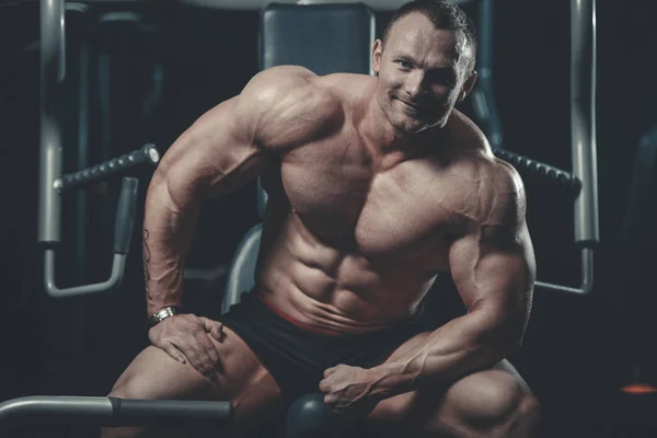 Brutal caucásico culturista haciendo ejercicio en el gimnasio — Foto de Stock