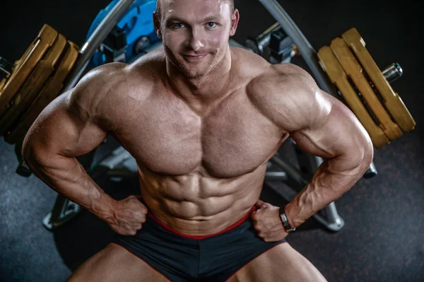 Brutala kaukasiska bodybuilder arbetande ute i gym — Stockfoto