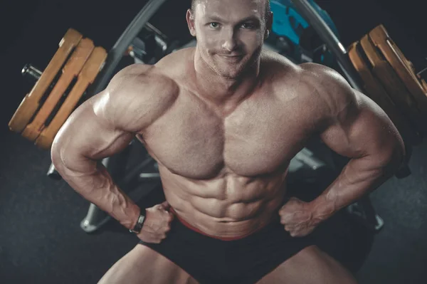 Beau modèle jeune homme posant dans salle de gym — Photo