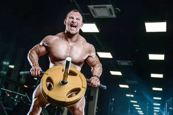 Beau modèle jeune homme de formation de retour dans la salle de gym — Photo