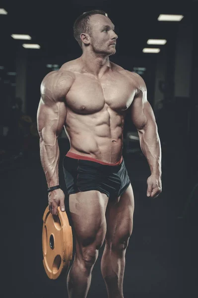 Brutal Caucasian bodybuilder working out in gym — Stock Photo, Image