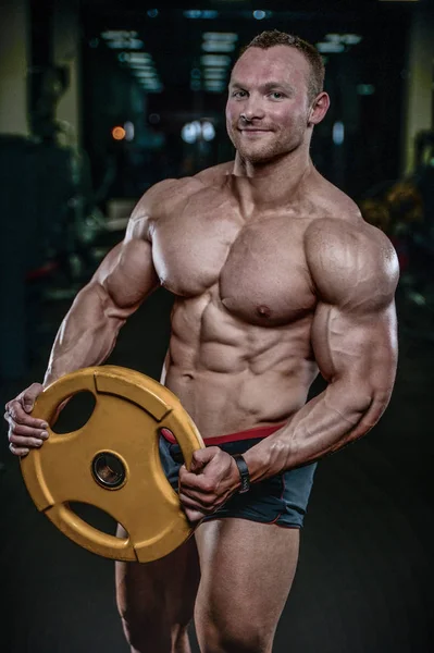 Brutal caucásico culturista haciendo ejercicio en el gimnasio — Foto de Stock