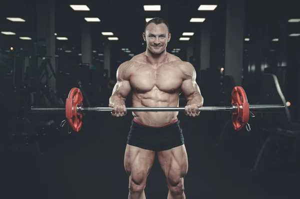 Stilig modell ung man utbildning vapen i gymmet — Stockfoto