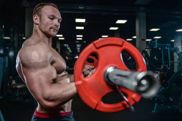 Stilig modell ung man utbildning vapen i gymmet — Stockfoto