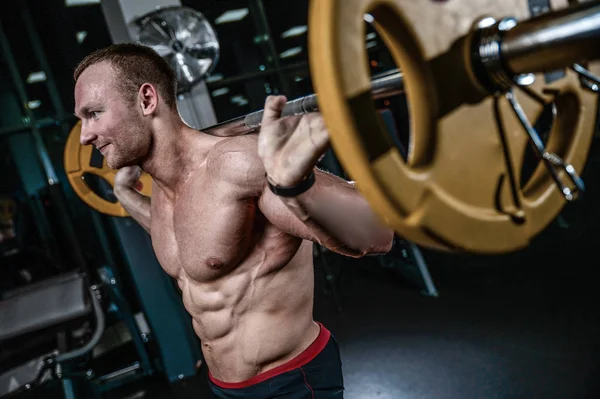 Stilig modell ung man utbildning ben i gymmet — Stockfoto