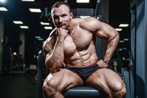 Bello modello giovane uomo in posa in palestra — Foto Stock