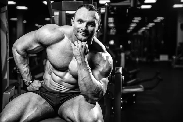 Beau modèle jeune homme posant dans salle de gym — Photo