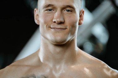 Yakışıklı model genç adam spor salonunda poz