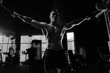 Acımasız beyaz vücut geliştirmeci eğitim sandık içinde jimnastik salonu