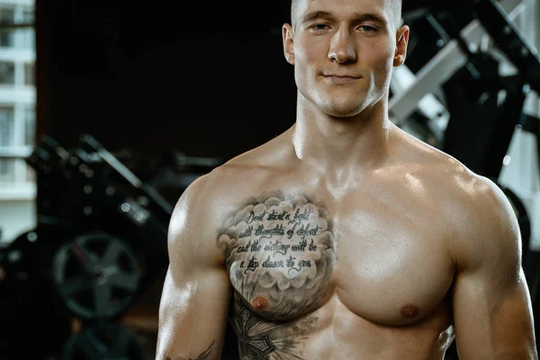 Yakışıklı model genç adam spor salonunda poz