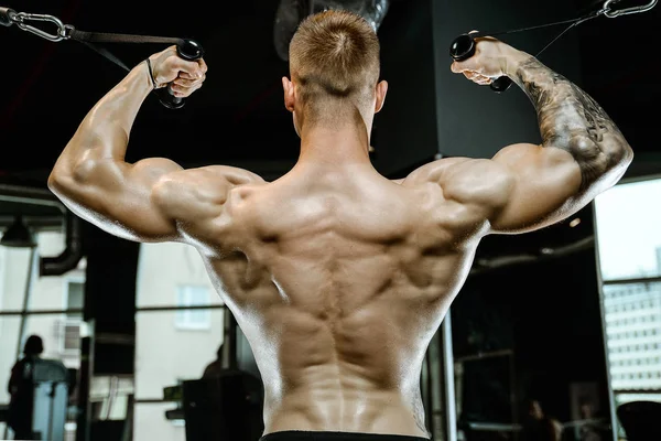 Spor salonunda yakışıklı bir genç adam antrenmanı.