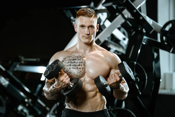 Przystojny model młody człowiek broni trening w siłowni — Zdjęcie stockowe