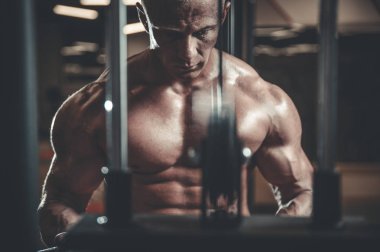 Yakışıklı model genç adam spor salonunda poz