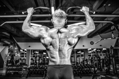 Spor salonunda yakışıklı bir genç adam antrenmanı.