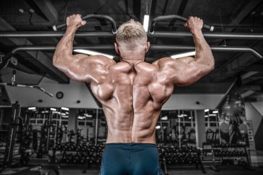 Spor salonunda yakışıklı bir genç adam antrenmanı.