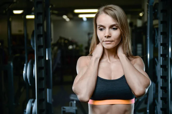 Sexy atlética joven haciendo ejercicio en el gimnasio —  Fotos de Stock