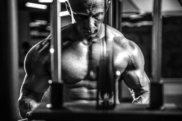 Beau modèle jeune homme posant dans salle de gym — Photo