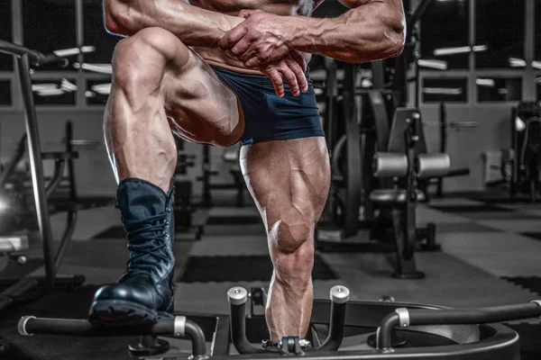 Pohledný model mladý muž trénink nohou v posilovně — Stock fotografie