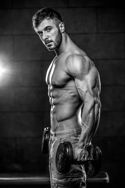 Modèle attrayant jeune homme s'entraînant dans la salle de gym — Photo