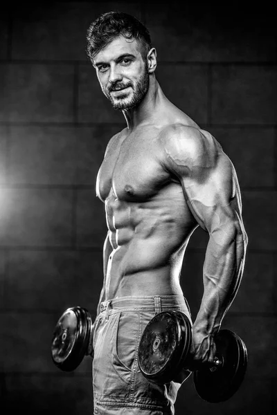 Beau modèle jeune homme formation abdos dans la salle de gym — Photo