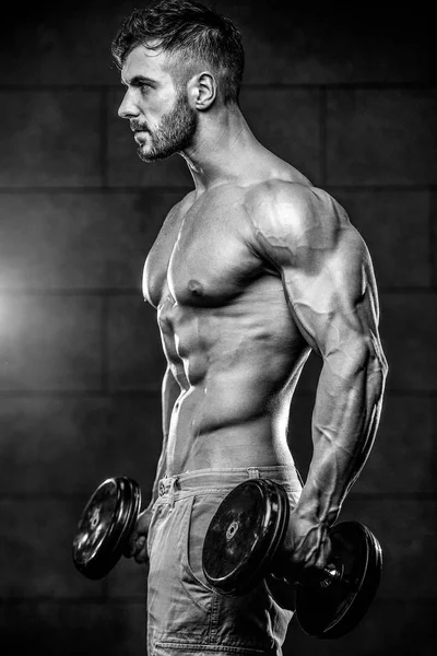 Modèle attrayant jeune homme s'entraînant dans la salle de gym — Photo