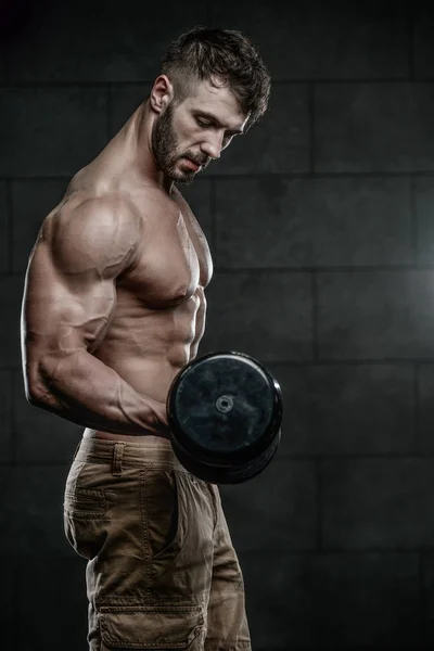 Beau modèle jeune homme bras d'entraînement dans la salle de gym — Photo