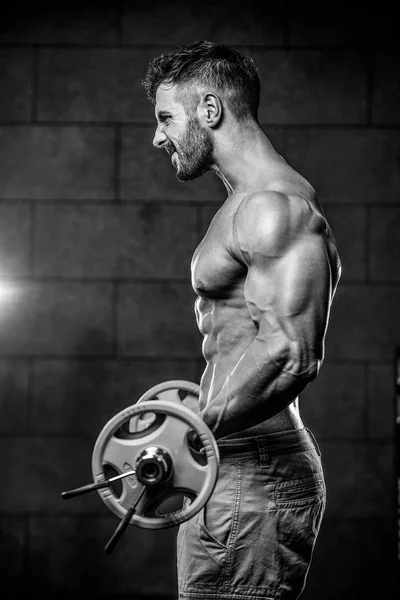 Beau modèle jeune homme bras d'entraînement dans la salle de gym — Photo