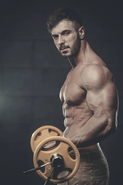 Beau modèle jeune homme bras d'entraînement dans la salle de gym — Photo