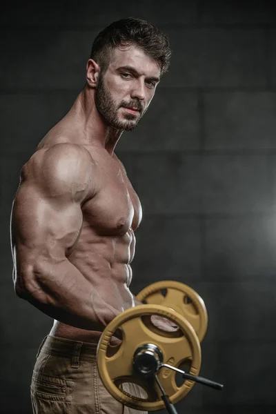 Beau modèle jeune homme bras d'entraînement dans la salle de gym — Photo