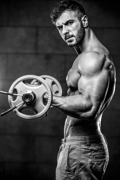 Beau modèle jeune homme bras d'entraînement dans la salle de gym — Photo