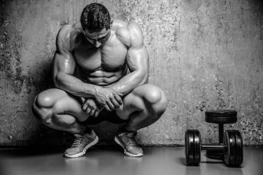 Spor salonunda egzersiz acımasız beyaz vücut geliştirmeci