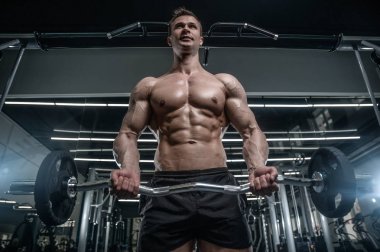 Spor salonunda egzersiz acımasız beyaz vücut geliştirmeci