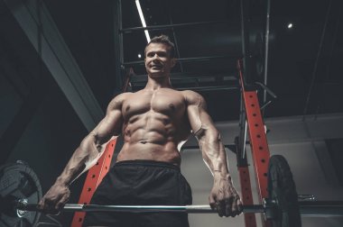 Yakışıklı model genç adam eğitim abs spor salonunda