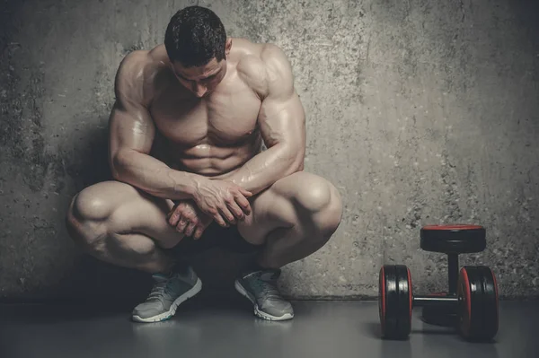 Brutal caucásico culturista haciendo ejercicio en el gimnasio —  Fotos de Stock