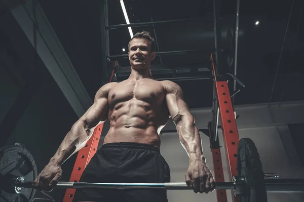 Hübsch modell jung mann training abs im fitnessstudio — Stockfoto