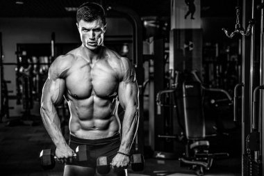 Yakışıklı model genç adam spor salonunda poz