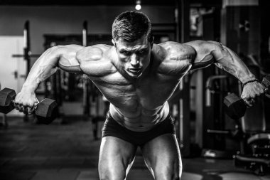 Acımasız beyaz vücut geliştirmeci eğitim omuz gy