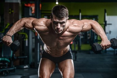 Acımasız beyaz vücut geliştirmeci eğitim omuz gy