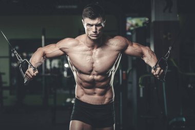 Acımasız beyaz vücut geliştirmeci eğitim sandık içinde jimnastik salonu