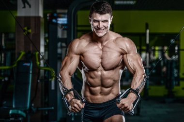 Spor salonunda eğitim çekici model genç adam
