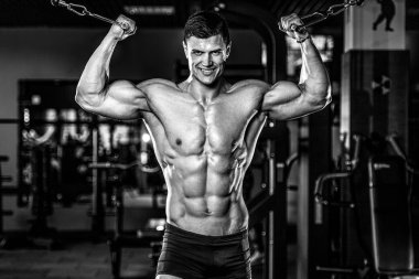 Spor salonunda eğitim çekici model genç adam