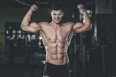 Spor salonunda eğitim çekici model genç adam