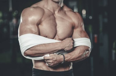 Spor salonunda eğitim çekici model genç adam