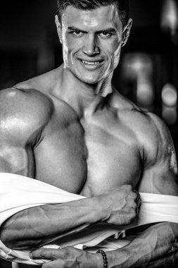 Yakışıklı model genç adam spor salonunda poz