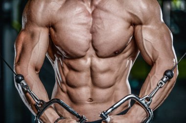 Yakışıklı model genç adam eğitim abs spor salonunda