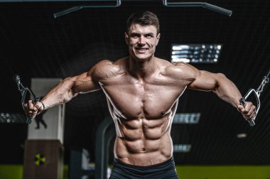 Spor salonunda eğitim çekici model genç adam