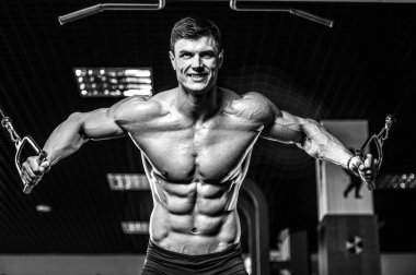 Spor salonunda eğitim çekici model genç adam