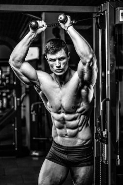 Yakışıklı model genç adam eğitim abs spor salonunda